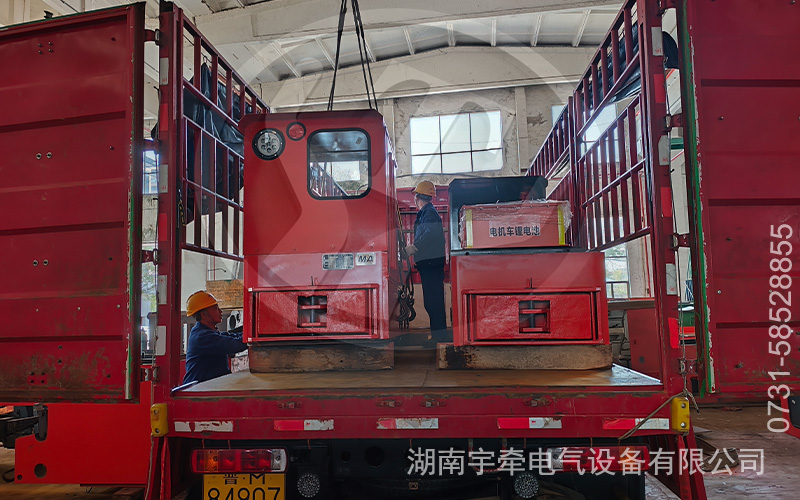 5噸鋰電池電機(jī)車(chē)運(yùn)抵礦山 3.jpg